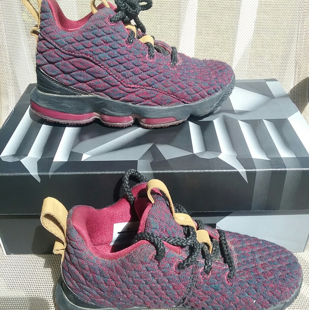 Tennis shoes